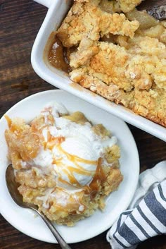 an apple cobbler is served with ice cream