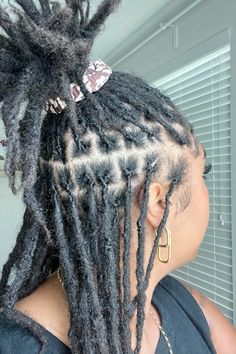 Interlocking locs - 3 point rotation Locs On Fine Natural Hair, Fine Locs, Feminine Locs, Retwist Locs, Locs Retwist