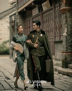 Chinese Couple Photoshoot, Chinese Prewedding, Chinese Wedding Outfits, Retro Future Fashion, Old Shanghai, Shanghai Fashion, Wedding Photo Studio, Chinese Aesthetic