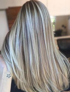 Discover Exciting Gray Hair Dye Trends and Vibrant Color Options Rambut Brunette, Frosted Hair, Platinum Blonde Highlights, Brown Hair With Blonde Highlights, Ombre Hair Color, Long Blonde, Long Blonde Hair, Light Brown Hair