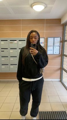 Holiday Airport Outfit, Stoklohom Style, Outfit Ideas Sport, Outfit Full Black, New Era Outfit, Outfit Jogging, Black Sweatshirt Outfit, 6th Form Outfits, Cute Highschool Outfits