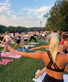 Working Out Outside, Outside Aesthetic, Sporty Summer, Girl Lifestyle, Women's Fitness Motivation, Outdoor Yoga, Yoga Photography