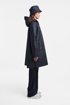 Mosebacke Lightweight Raincoat Navy | STUTTERHEIM US Stutterheim Raincoat, Raincoats For Women, Engineered Garments, Dark Denim, Kids Sleepwear, Metal Buttons, Waterproof Fabric, Rain Wear, Outerwear Women