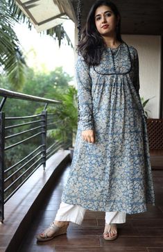 Tailor Design, Indian Kurti Designs, New Kurti Designs, Churidar Designs, Desi Wear, Simple Kurta Designs, Kurti Patterns, Designer Kurti Patterns, Simple Kurti Designs