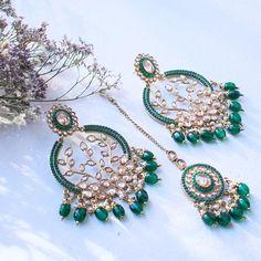 Green Jewellery Set, Flower Jewellery For Mehndi, Jewelry Room, Green Jewellery, Tikka Jewelry, Wedding Handbag, Leaf Designs, Jewelry Set Design