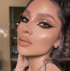 Ball Makeup, Gold Makeup Looks, Mekap Mata, Airbrush Foundation, Makeup Tip, Prom Eye Makeup, Prom Makeup Looks, Formal Makeup, Dewy Makeup