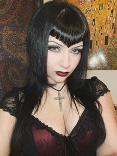 V Shaped Bangs Goth, Vampire Bangs Hair, Vampire Bangs Short Hair, Triangle Bangs Goth, Romantic Goth Hair, V Bangs Goth, Vamp Bangs, Micro Bangs Goth, Gothic Bangs