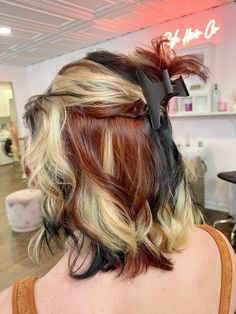 #calicohair Hair Color Ideas That Grow Out Well, Unique Color Hair Ideas, Calico Hair Chunky, Calico Hair Mostly Blonde, Calico Hair Tutorial, Calico Blonde Hair, Calico Hair Trend, Calico Hair Placement, Chunky Calico Hair