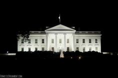 the white house is lit up at night