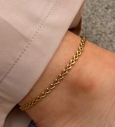 Gold Heart Chain Anklet Length: approx. 8 - 10 inches (adjustable) 18K Gold Plated Stainless Steel Gold Bracelet Designs For Women, Bracelet Designs Gold For Women, Gold Anklets Indian, Gold Anklet Designs, Anklets Gold, Fashion Jewelry Necklaces Gold, Charm Bar, Chunky Gold Chain, Anklet Designs