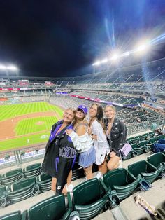 Baseball Game Photo Ideas, Baseball Game With Friends, Baseball Game Pics, Baseball Game Aesthetic Couple, Baseball Game Aesthetic, Mlb Wife, Baseball Game Pictures Instagram With Friends, Yankee Stadium Picture Ideas