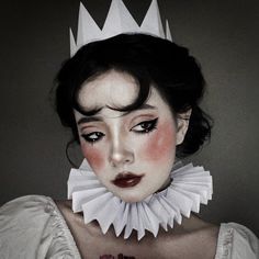 Red Jester Makeup, Pierrot Clown Costume Makeup, Clown Makeup Pierrot, Artistic Clown Makeup, Cute Vintage Clown Costume, Clown Hairstyles Short Hair, Jester Clown Costume, Circus Inspired Makeup, Person Holding Cake Reference Drawing