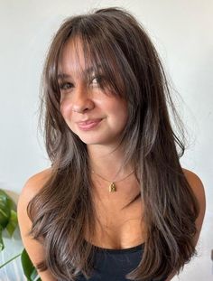 Curtain bangs paired with layers are taking the hair world by storm in 2024. These stunning examples of curtain bangs with layers will sure inspire your next salon visit. Hair Inspiration Long, Brown Hair Inspo, Long Brown Hair, Long Hair With Bangs, Penteado Cabelo Curto