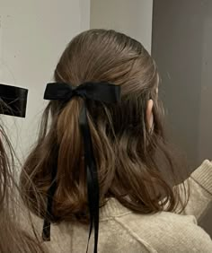 bow hairstyle, bow aesthetic, short hairstyles Summer Haircuts For Long Hair, Long Hair Easy Styles, Aesthetic Short Hairstyles, Hairstyle Bow, Grad Hairstyles, Hairstyles Designs, Bow Hairstyles, Hairstyle Ideas Easy, Bow Aesthetic