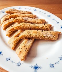 some kind of cracker on a white and blue plate