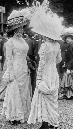 La Mode Aux Courses - 1910's Edwardian Hat, Belle Epoch, 1890s Fashion, 1910s Fashion, 20th Century Fashion, Edwardian Dress, Gibson Girl, Vintage Couture