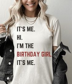 a woman wearing a t - shirt that says it's me i'm the birthday girl it's me