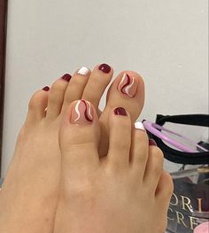 Perdón la baja calidad:( #diseñodeuñas #uñasdelospies #uñas bonitas Ideas De Pedicure, Easter Pastel Nails, Nails Maroon, Easter Nail Ideas, Shattered Glass Nails, Matted Nails, Red Gel Nails, Fake Nails Long