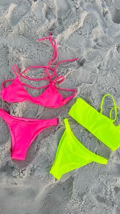 Bright Bikinis Summer, Neon Pool Party Outfit, Neon Bathing Suits, House Photoshoot, Sorority Party, Tulum Outfits, Neon Swimsuit, Swimsuit Aesthetic