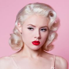 Pin Up Girl Hairstyles, Pin Up Hairstyles, Cabelo Pin Up, Hair Retro, 60s Hair, Rockabilly Hair, Hair Scarf Styles, Retro Glam, Pin Up Hair