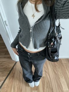 Grey Handbag Outfit, Uni Outfit, Autumn Cardigan, Jeans Chain, Sweater Jeans, Fall Streetwear, Uni Outfits, Handbag Outfit, Night Vibes