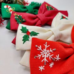 These unique Christmas themed handmade hair clips are hand-embroidered on soft linen fabric. Embroidery threads are 100% cotton. Available in green, ivory, red and burgundy colors. Santa Claus, candy cane, coquina flower and Christmas tree embroideries and sparkling beads will add shine to your hair. This doesn't bother you. It is flexible and comfortable. You can choose alligator and automatic shut-off. This completely hand-embroidered Christmas design hair clip will be a great accessory for Ch Embroidered Bows Hair Clips, Embroidered Magnets, Christmas Accessories Hair, Embroidered Christmas Gifts, Cane Embroidery, Santa Embroidery, Christmas Hair Clips, Embroidered Ornaments, Christmas Hair Clip