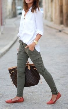 So flattering! Stile Pin Up, Winter Trends, Green Pants, Trend Fashion, Work Attire, Looks Style, Work Fashion