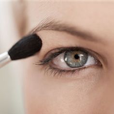 Make-up tricks every person with hooded eyes needs to know - Good Housekeeping Make Up Tricks, Smokey Eyes Tutorial, Brown Eye Makeup Tutorial, Oily Eyelids, Natural Eye Makeup Tutorial, Everyday Eye Makeup, Hazel Eye Makeup, Beginners Eye Makeup