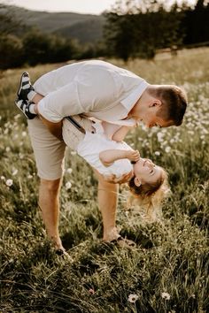 Daddy And Daughter Photo Shoot, Father Daughter Photos, Toddler Poses, Summer Family Pictures, Father Daughter Photography