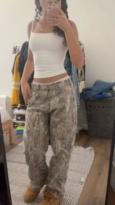 Camo Pants Fit, Camo Trousers, Best Fall Outfits, Dress For Your Body Type, Elegant Wardrobe, Street Style Outfits Casual, Khaki Trench, Apple Shape, Outfit Inspo Casual