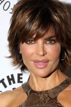 60 Looks with Caramel Highlights on Brown Hair for 2024 Caramel hair Lisa Rinna Hair, Brunette With Caramel Highlights, Pelo Chocolate, Hair Color Brown Chestnut, The Right Hairstyles, Chestnut Brown Hair, Chocolate Hair, Lisa Rinna, Black Hair With Highlights