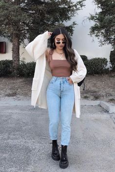 omg love these college outfits ideas so much! Easy to copy and cute. #collegeoutfits #casualoutfits #springoutfits #winteroutfits #comfyoutfits #schooloutfits Cute Casual College Outfits, Trendy College Outfits, Cute College Outfits, Casual College Outfits, Elegante Casual, Trendy Fall Outfits, Chic Outfit, Book Ideas