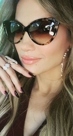 Jennifer Lopez giving the camera a SULTRY Gaze. Those cateye glasses frame her face to the T. Those Eyeglasses are by DITA EYEWEAR. Sommer Strand Outfit, Michael Costello, Cat Sunglasses, Brown Cat, Milan Fashion Weeks, Diamond Hoop Earrings