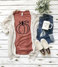 Fall Pumpkin T-Shirt Cute Halloween Outfits, Birkenstock Outfit, Fall Tshirt, Fall Shirts Women, Mode Tips, Halloween Top, Autumn T Shirts, Tshirt Women, Costume Shirts