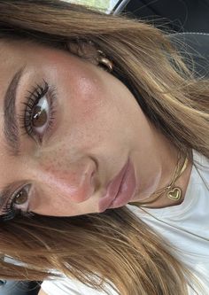 Make Up Layering, Plain Eye Makeup, Light Skin High Contrast Makeup, Sun Kissed Look Make Up, Natural Bronzer Look, Beauty Spot Makeup, Makeup For Eyes Brown, Heavy Bronzer Makeup Looks, Makeup Inspo Baddie