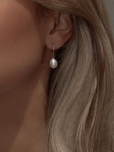 The classic pearl drop earring. Made with hand picked freshwater pearls - so every one is unique. Elegant and timeless, your new favourite earrings. Set with a freshwater pearl. 18k Gold Plated on 925 sterling silver. Hoop size: 10 x 10mm. Pearl size: 10 x 9mm. Simple Pearl Earrings, Freshwater Pearl Earrings, Estilo Chic, Freshwater Pearls Earrings, Gold Plated Earrings