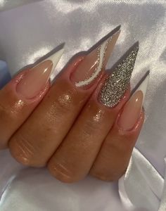 Pointy Nail Designs Stilettos, Sparkly Stiletto Nails, Silver Stiletto Nails, Pointy Nail Designs, White Tip Acrylic Nails, Acrylic Nails Stiletto, Stilleto Nails Designs, Quinceanera Nails, Ombre Nail Art Designs