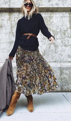 Belted Sweater Outfit, Belts 2023, Look Boho Chic, Over 50 Womens Fashion, Looks Street Style, Black Sweater