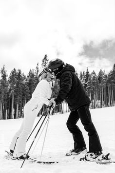 Couple on skis kisses in front of snowy trees. Black and white photo. Breckenridge Engagement Photos, Ski Lift Engagement Photos, Engagement Photos Skiing, Ski Slope Wedding, Ski Resort Engagement Photos, Skiing Wedding Photos, Ski Wedding Photos, Ski Proposal Engagement, Snowboarding Engagement Photos