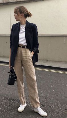 Street Style New York, Blazer And T Shirt, Skandinavian Fashion, Streetwear Mode, Beige Pants, Urban Street Style, Blazer Outfits, 가을 패션