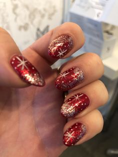 Christmas Nail Trends, Christmas Nail Colors, Yellow Nail Art, Fall Gel Nails, Holiday Nail Designs, Classic Nails, Nails Christmas