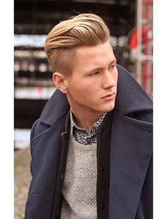 La coiffure de rockeur tendre Man With Blonde Hair, Model Haircut, Wavy Hair Men, Undercut Pompadour, Cool Hairstyles For Men