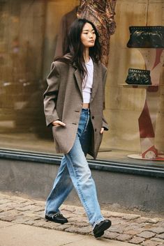 Oversize Blazer Outfit, Designer Blazers For Men, Blazer Outfits For Women, Sleek Dress, Moda Paris, Blazer Designs, Looks Street Style, Pants Suit, French Women