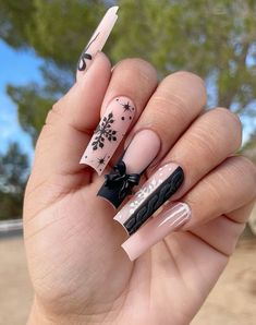 holiday black christmas winter nail inspo Black Nails Christmas Holidays, Black December Nails, Black Christmas Nails Almond, Black Christmas Nail Ideas, Black Winter Nails Acrylic, Black Christmas Acrylic Nails, Pink And Black Christmas Nails, Black Holiday Nail Designs, Black Winter Nails Designs