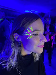 Glow Paint Face Ideas, Neon Festival Face Paint, Neon Face Paint Designs, Cute Neon Face Paint Ideas, Face Paint Neon Party, Neon Party Paint, Neon Face Painting Ideas, Easy Neon Makeup