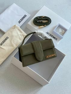 Green handbag Green Jacquemus Bag, Jacquemus Bags, Bucket Hat Fashion, Designer Purses And Handbags, Branded Outfits, Dream Bag, Aesthetic Bags