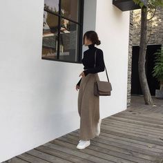 Simple and elegant outfit. Fashion trends and inspiration. Modern look and casual Style. Модные тренды. Современный стиль. Простота и минимализм. #FashionTrends Rok Outfit, Looks Street Style, Korean Fashion Trends, Korean Street Fashion, Winter Fashion Outfits, Looks Vintage