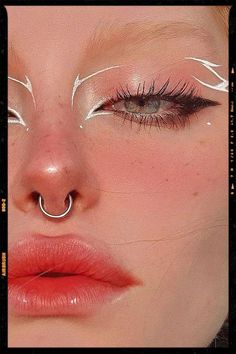 Makeup Looks Inspiration - White Graphic Eyeliner White Eyeliner Makeup, Eyeliner Makeup