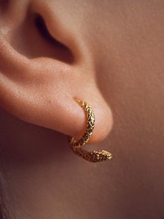 Salma Gold Snake earrings. Wear it alone for a minimalist look, or stack it with other earrings. This ear jacket earring is designed with three levels of adjustment. Snake Ear Piercing, Ear Styling, Snake Ears, Faux Piercing, Grunge Jewelry, Beautiful Snakes, Ear Jacket Earring, Lobe Piercing, Snake Jewelry