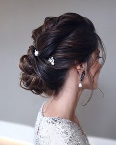 Top Ideas Of Wedding Updos For Medium Hair | Wedding Forward Wedding Updos For Medium Hair, Updos Bridal, Easy Updo, Bridesmaid Hair Medium Length, Beautiful Buns, Wedding Updos, Braided Updo Wedding, Up Dos For Medium Hair, Wedding Hairstyles With Veil